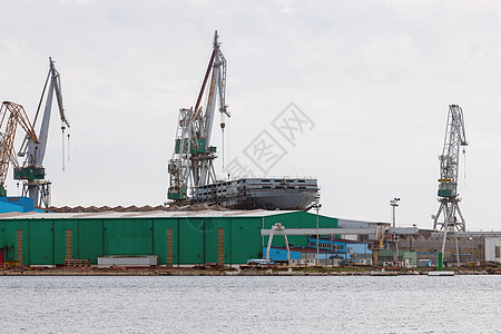 海岸附近的大型造船厂港口天空机器血管后勤货运工业贸易机械船运图片