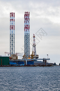 海岸附近的大型造船厂货运船运后勤运输码头港口商业船厂机械起重机图片