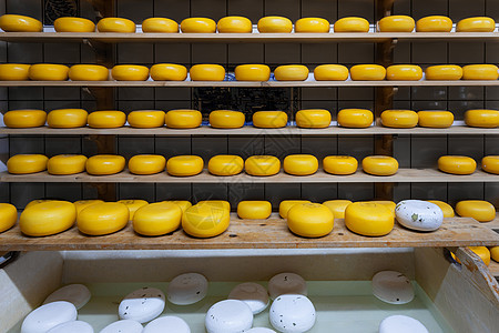 工厂里很多的奶酪奶制品食物仓库工业店铺牛奶黄色橙子制造市场图片