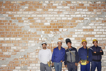 一群拿砖墙作笑的建筑工人成人职业空间建筑小丑友谊工地安全帽建造业劳动者图片