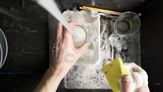 在黑水槽中洗脏餐具清洁工肥皂女佣黑色工作清洗剂液体玻璃卫生消毒剂图片