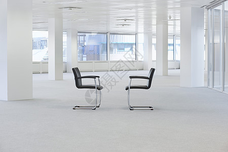空办公空间的两张对面椅子面试办公室工作主义者缺席白色极简生活背景图片