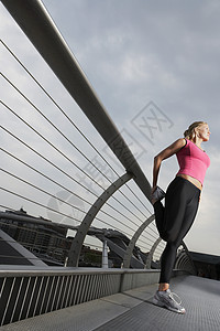 伦敦千年大桥田径成人训练行人低角度竞技金发女郎视图女性扶手图片