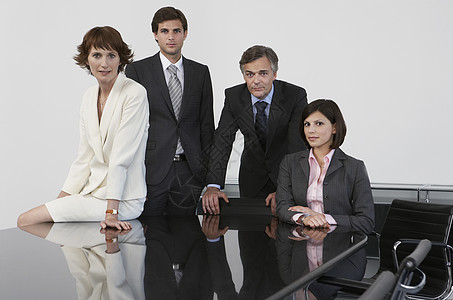 4名商业同事在会议桌肖像上下巴关系商务倾斜人士桌子成人四个人业务女士图片
