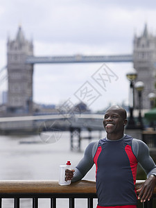 英国伦敦塔桥前的人类饮用水瓶子运动地方前景一人摄影中年人国际光头男人图片