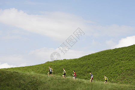 一群人在山坡上慢跑成人团体运动装训练爬坡享受竞赛锻炼运动游客图片