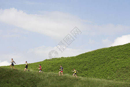 一群人在山坡上慢跑爬坡男人假期运动装锻炼活动团体训练冒险竞赛图片