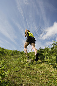 男人在乡下背影中慢跑远足者低角度运动活动中年视图农村男子生活方式休闲图片