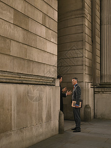两名商务人士在纪念碑大楼入口处讲话 AC 54970 第6段双手中年男子建筑位置石头讨论摄影城市外观图片