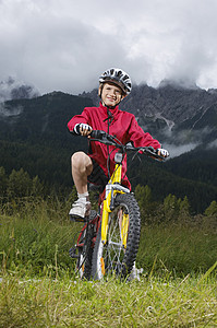 在乡村肖像中骑自行车的男孩(7-9)图片