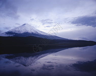 富士山在湖中反射地形火山山腰地貌摄影山脉旅行美女自然世界图片