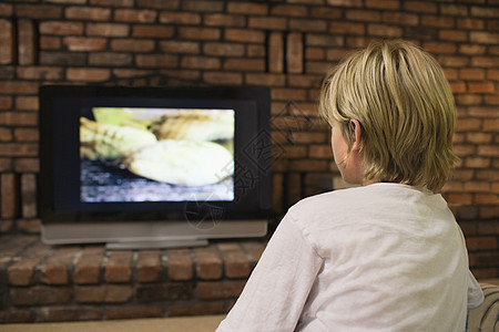 Boy (10-12) 观看电视背影图片