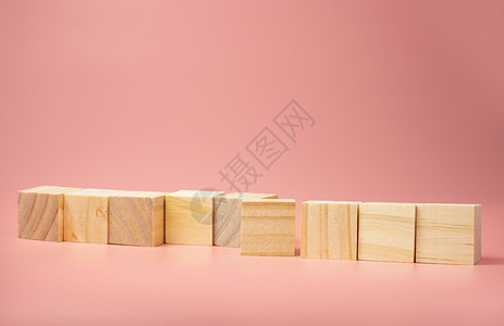 一个空的木制立方体 排在粉红背景上 为了新想法积木木头字母标题正方形几何学商业白色空白教育图片