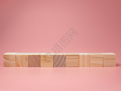 一个空的木制立方体 排在粉红背景上 为了新想法正方形空白积木创造力工作室木头几何学教育商业字母图片