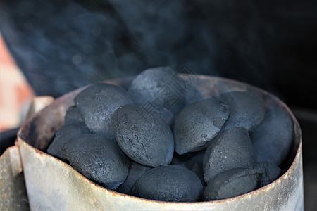 烧烤炉着火时的炭煤砖灰色木炭烤架黑色炙烤食物烧烤闲暇爱好图片