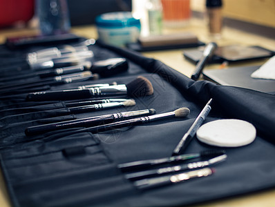 各种化妆工具 放在一个打开的袋子里图片