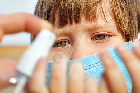 冠状病毒 covid-19 爆发 戴着医用口罩的小女孩双手等待消毒 干净的手概念 病毒 细菌 流行病爆发 检疫概念 儿童保健图片