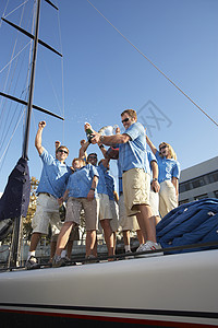 船队庆祝帆船上的奖杯赛事成功图片