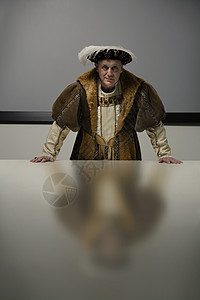 亨利八世国王正站在会议室里版税权威决策者桌子董事会领导主席男人演员办公室图片