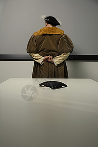 亨利八世国王站在会议室的桌子后面男人领导历史演员肥猫董事会双手权威主席收腰图片
