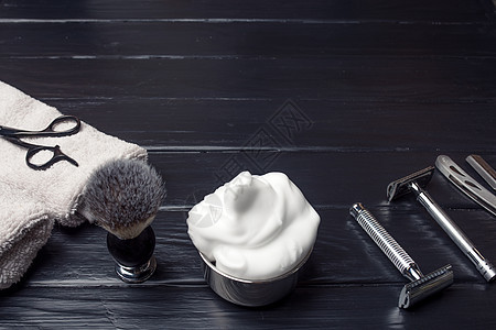 木本底的剃刀 刷子 毛巾和泡沫剃须黑色商业美容边缘卫生理发店工具理发师安全图片