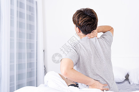 年轻人因不舒服的床而遭受颈部和背部疼痛 医疗保健医疗或日常生活概念身体按摩肌肉卧室解剖学疾病背痛床垫卫生压力图片