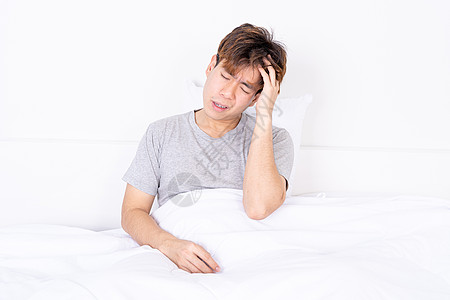 年轻人在床上醒来后头痛 医疗保健 医疗或日常生活概念等都受了重创枕头脊柱按摩男生疾病成人压力关节炎男人痛苦图片