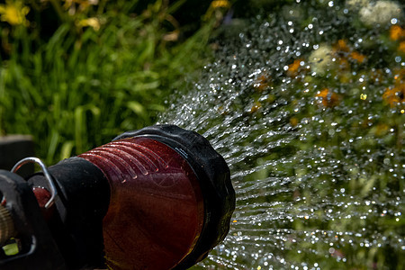 花园软管喷嘴喷水背景图片