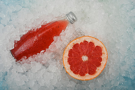 冰上一瓶红葡萄酒水果寒意酒精种子瓶子柚子玻璃展示茶点饮料背景图片
