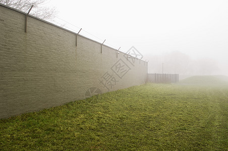 环绕田地的砖墙建筑学风光缺席草地田园背景图片