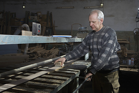 车间中的木匠砂木职业家具手工木头砂纸木材工作台工人工匠建造图片