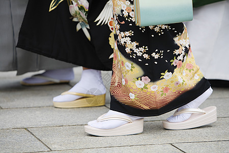 日本妇女在美芝神庙传统服装中穿着传统服装鞋类文化足袋衣服民族长袍原宿人字凉鞋遗产图片