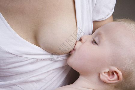 母乳喂养婴儿的母亲的肖像护理女士睡眠孩子家庭妈妈营养父母女孩房间图片