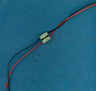 带有螺丝终端电线力量背景红色接线黑色电气端子技术工业连接器图片