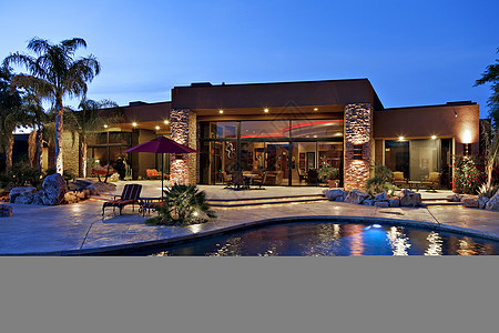 豪华豪宅和游泳池娱乐泳池遮阳棚照明反射灯光房子财富结构外观图片