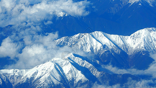 东藤山周围雪丘的顶角图像顶峰鸽子蓝色爬坡道雪山天空山脉白色旅行风景图片