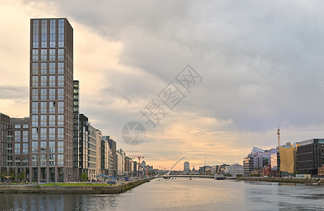 爱尔兰都柏林  2020年7月30日桥住宅建筑建造天际全景港区港口中心天空蓝色图片