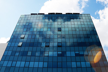 在摩天大楼的玻璃面孔中反射出的云层窗户中心高楼天空镜子市中心办公室建筑蓝色商业图片