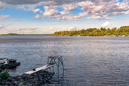 下午乌克兰基辅Dnieper河的景象图片