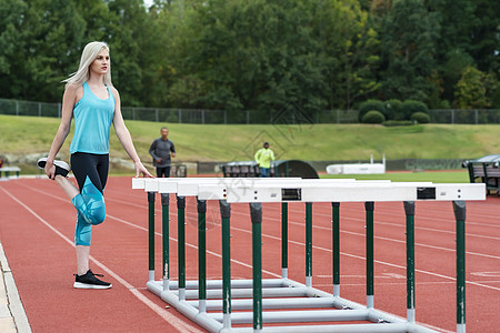一个年轻的体育青年学院Athlete准备在大学参加田径比赛训练运动成功培训师女性运动装校园行动竞赛慢跑者图片