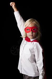 在演播室穿着超级英雄服装的 年轻小女孩肖像女孩女士乐趣金发享受冒充超级女人女性童年英雄图片