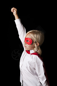 在演播室穿着超级英雄服装的 年轻小女孩肖像冒充灯光乐趣面具超级女人孩子戏服女性女孩力量图片