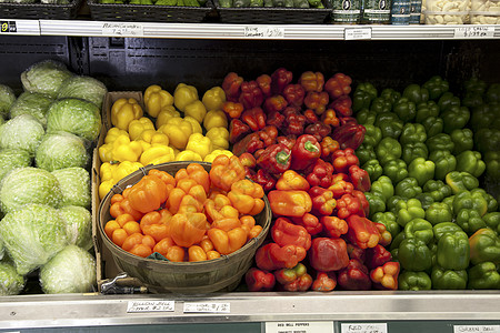 展示供市场销售的多种铃辣椒种类繁多摊位视图食物生产青椒农产品健康饮食蔬菜沙漠静物图片