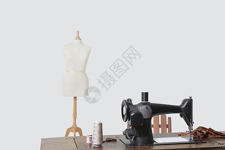 红金和有灰色底线的缝纫机木头制造业裁缝设计生意剪刀工作室纺织静物影棚图片