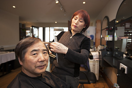 中国理发师的肖像 在美发店剪客户头发女性店铺剪发发型师剪刀商业工作微笑梳子职业图片