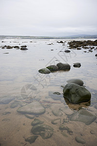 仰望着北大西洋的浅滩 向北大西洋看去反射海洋海滩天空卵石海岸灰色石头图片