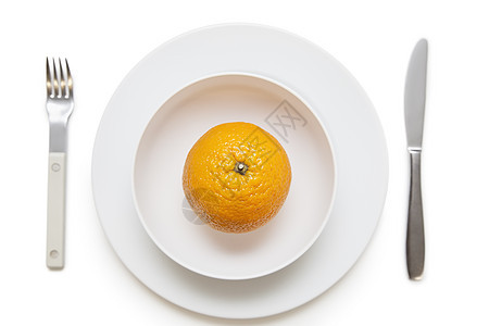 白底带叉子和刀子的餐盘橙色高角度视图橙子静物健康饮食金属餐具营养盘子生产影棚食物图片