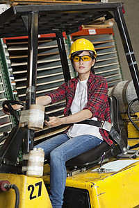 驾驶叉架起货车的亚裔女性产业工人图片