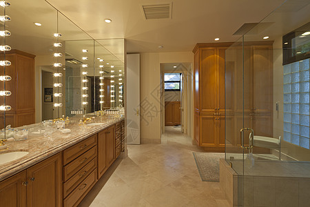 内地有宽敞的浴室和温泉水木材淋浴瓷砖镜子奢华淋浴间玻璃贮存建筑学房间图片