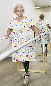 一名接受流动治疗的年长妇女的肖像图片